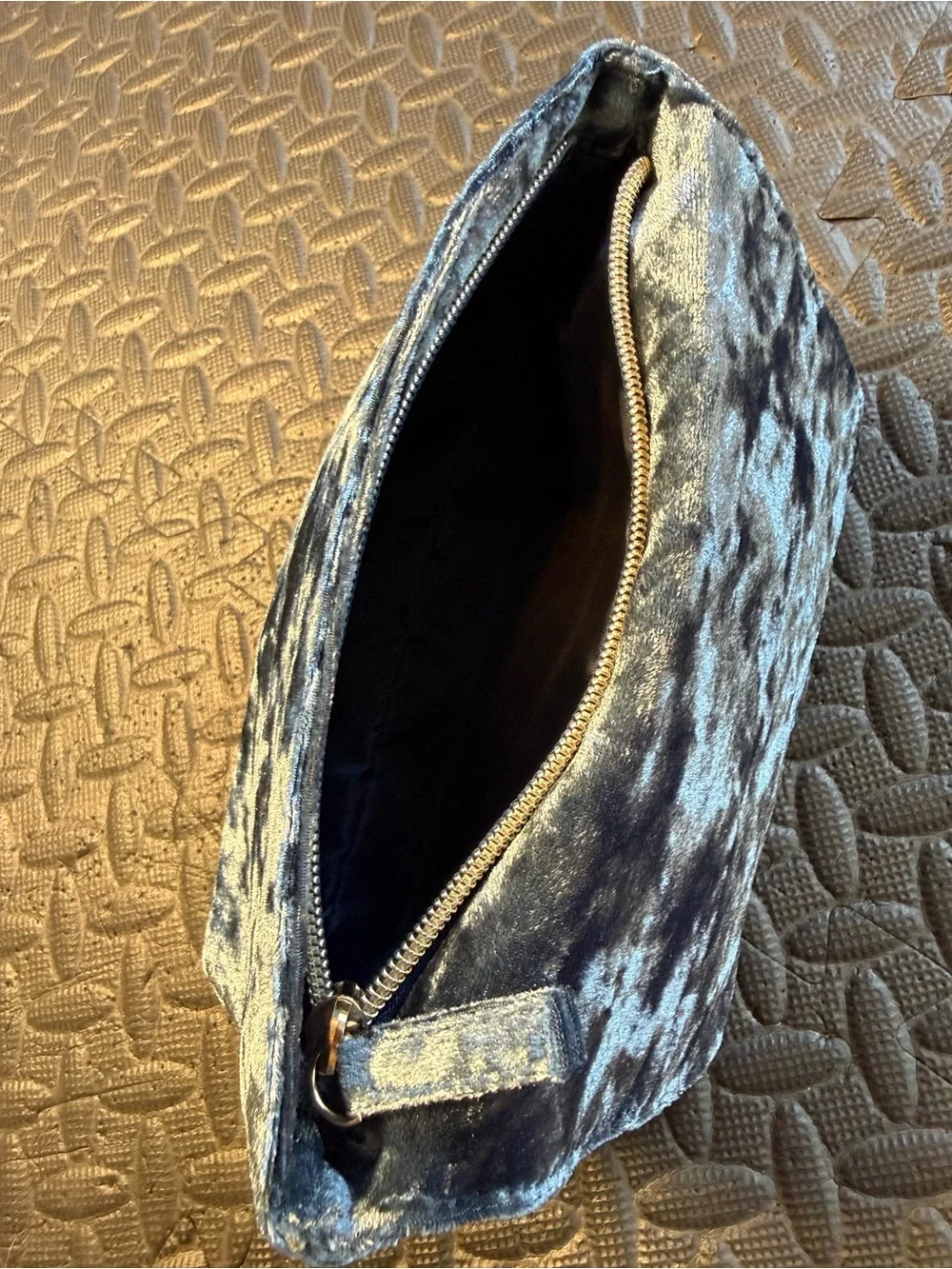 Cle’ de Peau Beaule’ Velvet Cosmetic Clutch Pouch